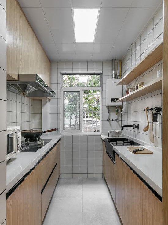 Vị trí các khu vực chức năng trong bếp được bố trí lại và tủ treo tường được bổ sung để tăng khả năng lưu trữ. 