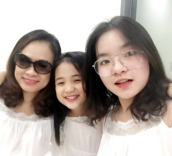 
Hà Anh chụp ảnh cùng mẹ và chị gái.
