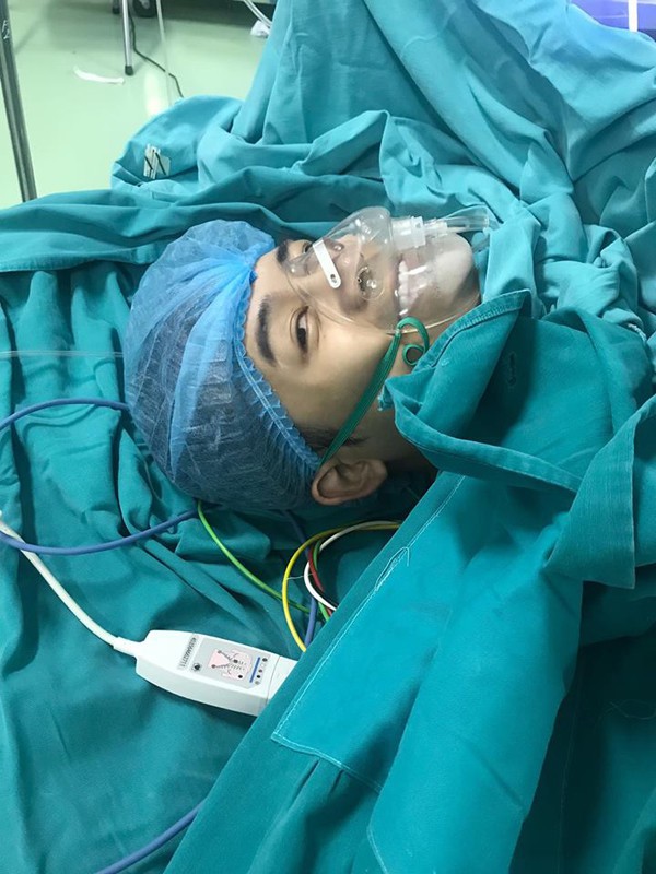 Hình ảnh nam MC Đức Bảo chia sẻ khi phẫu thuật dây chằng đầu gối