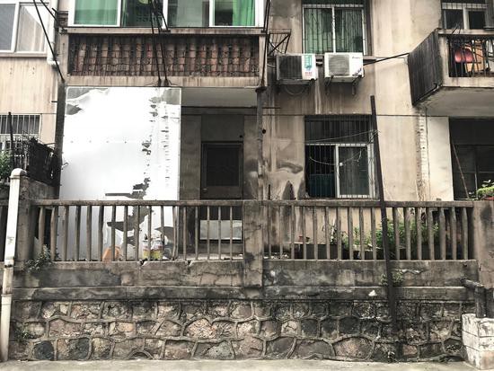
Chủ sở hữu của căn hộ tập thể là một y tá 9X (tỉnh An Huy, Trung Quốc). Căn hộ được xây từ những năm 80. Cô quyết định mua căn hộ vì vị trí cạnh bệnh viện, thuận tiện cho cô đi làm. Ngay sau đó, cô đã lên kế hoạch để cải tạo lại không gian sống, trang trí ngôi nhà theo sở thích của mình.
