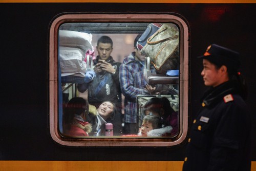 Hành khách trên một chuyến tàu khởi hành từ Vũ Hán, tỉnh Hồ Bắc, Trung Quốc. Ảnh: AP.