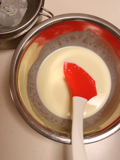 Trong một cái âu, dùng máy đánh trứng đánh cream cheese và phô mai mascarpone đến khi mịn mượt.