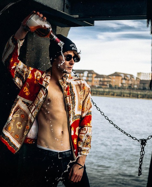 Bobby tắm bằng rượu hảo hạng. Ảnh: Instagram.