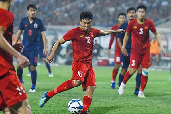 
Thành Chung ghi bàn thứ 3.
