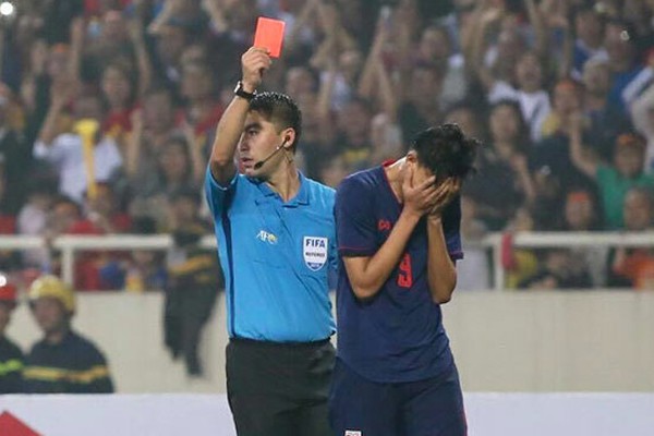 
Cầu thủ Thái nhận thẻ đỏ.
