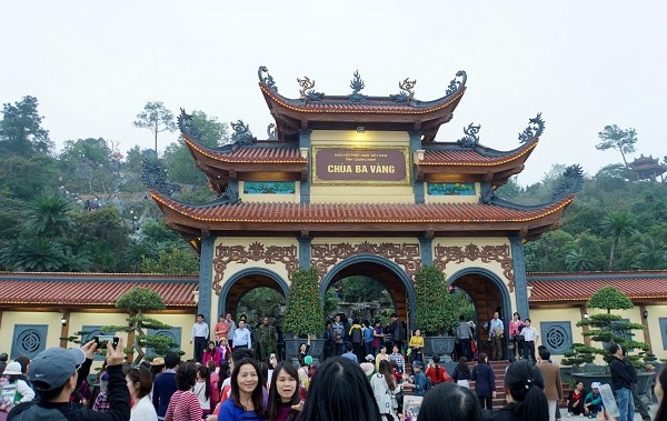 Chùa Ba Vàng là ngôi chùa lớn, đẹp nên thu hút nhiều du khách.