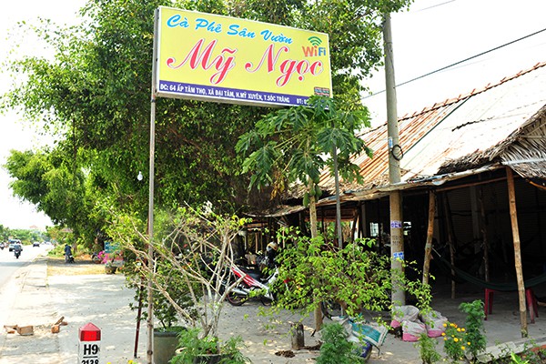 
Một quán cà phê võng ven quốc lộ 1A nằm trên địa phận tỉnh Sóc Trăng.

