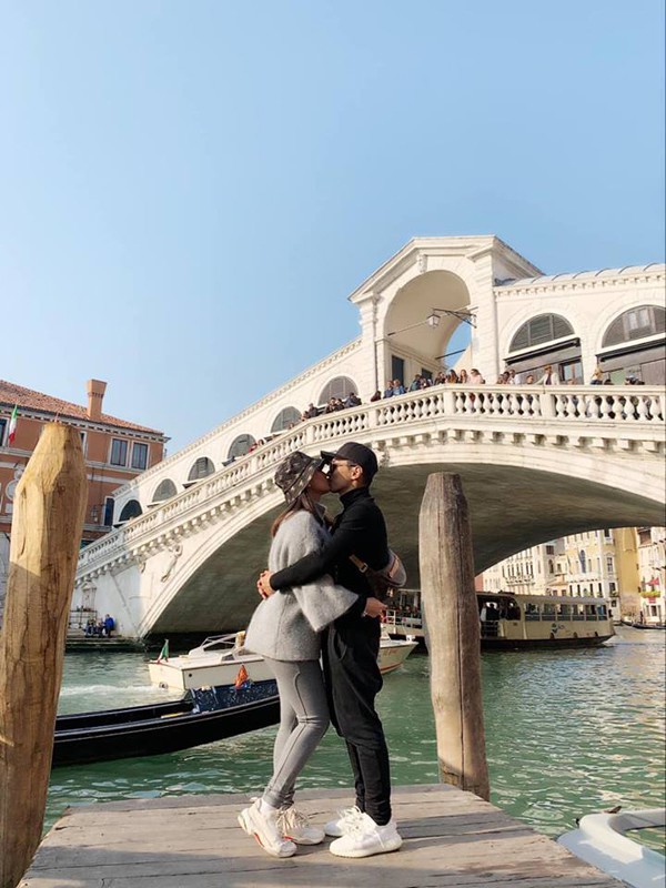 
Khánh Thi và chồng trẻ kém 12 tuổi du lịch ở Venice.
