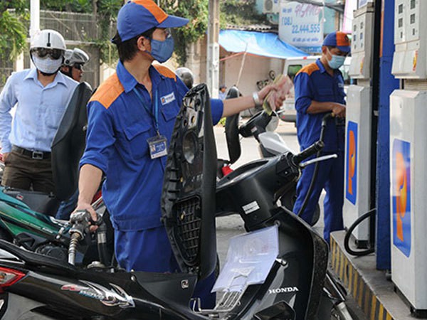 Không nên đổ xăng đầy bình