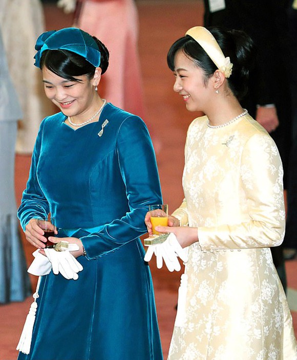 Công chúa Kako (phải) và chị gái Mako trong một sự kiện ở Tokyo hồi tháng 2. Ảnh: JPT.