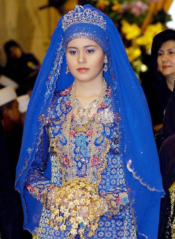 Sarah, Công nương Brunei, sinh năm 1987. Cô kết hôn với Thái tử Al-Muhtadee Billah năm 17 tuổi và sinh bốn con.