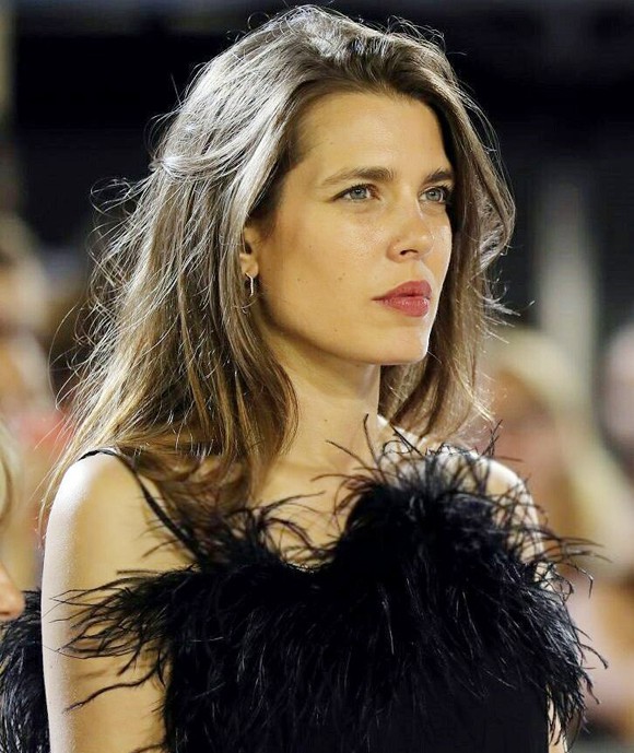 Charlotte Marie Pomeline Casiraghi, 33 tuổi, là con thứ hai của Caroline, Công chúa xứ Hanover, và Stefano Casiraghi, một nhà công nghiệp người Italy. Cô đứng thứ 11 trong danh sách thừa kế ngai vàng của Monaco. Ông bà ngoại của cô là Rainier III, Hoàng tử xứ Monaco, và nữ diễn viên người Mỹ Grace Kelly.