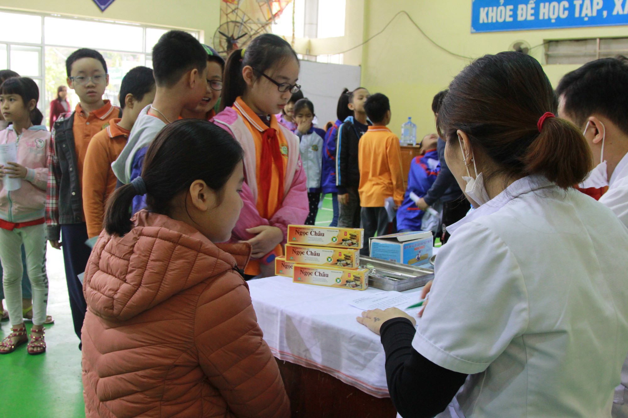 Sau khi thực hiện thủ thuật nha khoa, bệnh nhân được bác sĩ hướng dẫn sử dụng sản phẩm kem đánh răng dược liệu