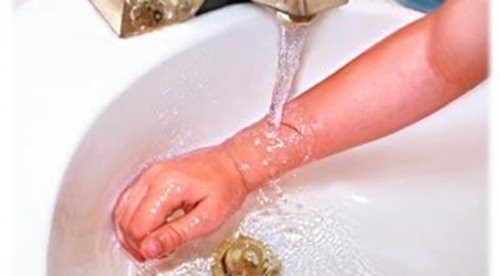 Khi trẻ bị bỏng nhiệt, cần dùng nước sạch, mát dội lên vùng bị bỏng của trẻ để làm dịu vết bỏng. Ảnh minh họa