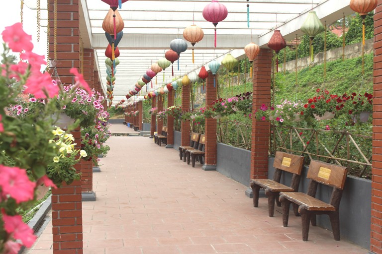 Những chiếc ghế đá không có người ngồi, thậm chí vị trí đẹp để du khách check in cũng vắng vẻ