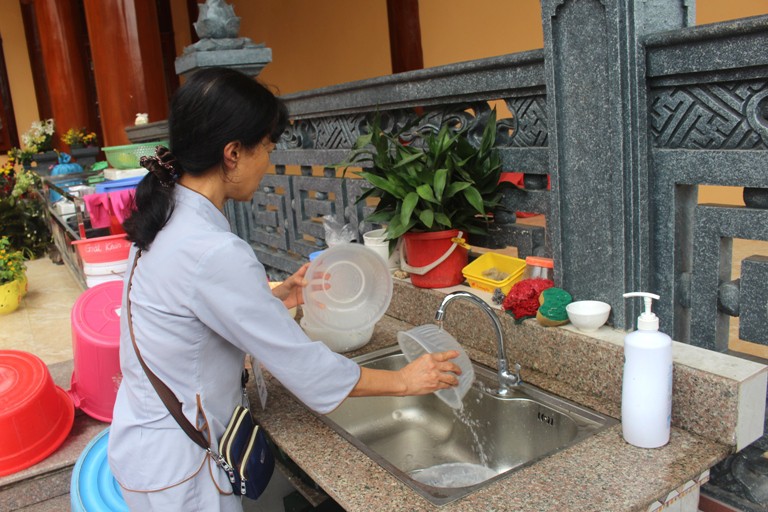 Một phật tử đang làm công quả tại chùa Ba Vàng. Ảnh: Đ.Tùy