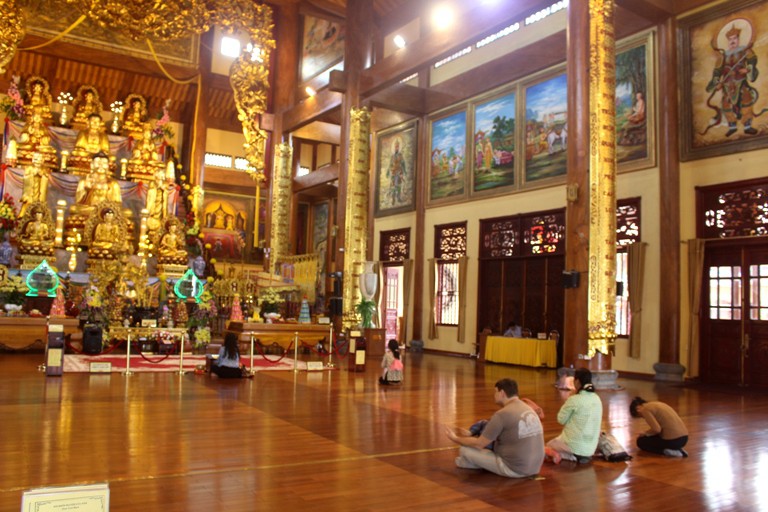 Đến nơi sắp lễ và trong tòa Tam Bảo cũng vắng khách đến lễ Phật, chiêm bái