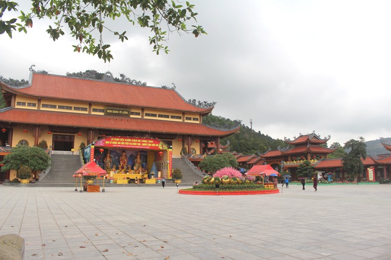 trong sân chùa chính