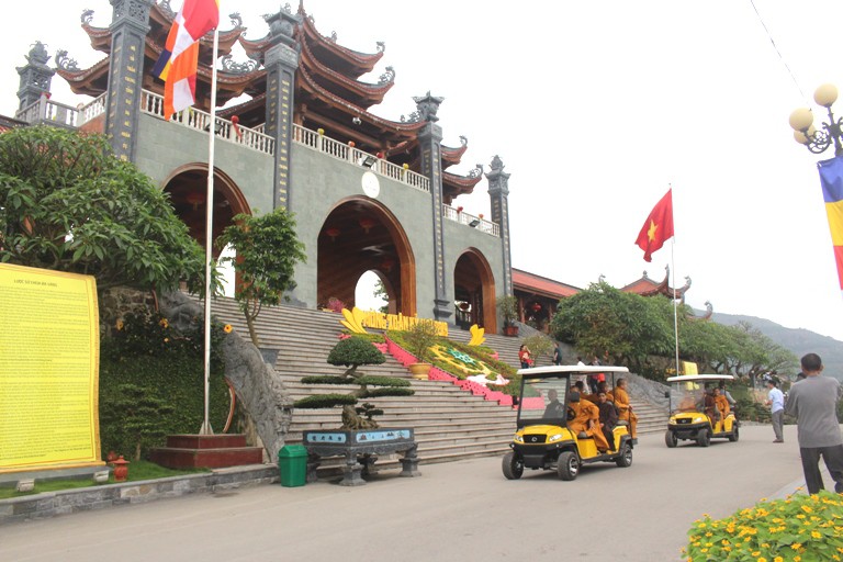 Từ cổng chính Điện