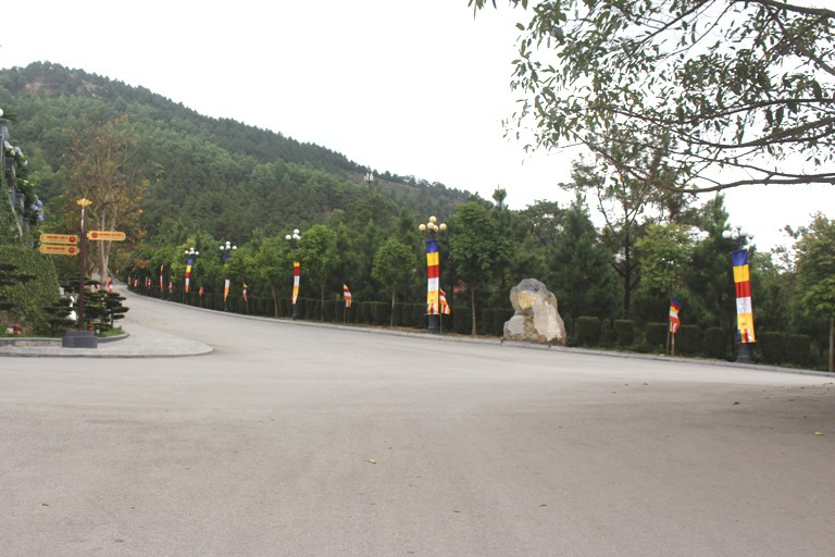 Một sự tĩnh lặng, vắng vẻ hiếm thấy của chùa Ba Vàng