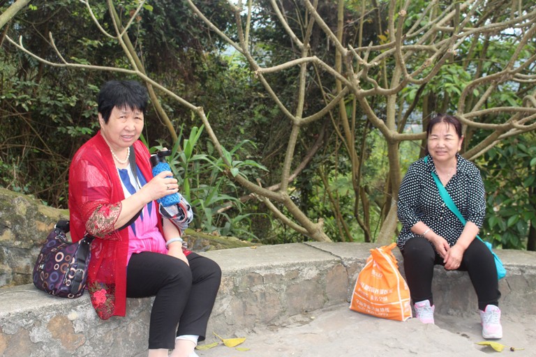 Khách đến tham quan, chiêm bái, lễ Phật cũng thưa thớt vào trưa nay
