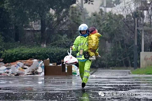 Một tay cầm túi đồ ăn nhanh, một tay bế con chạy dưới mưa, hình ảnh ông bố đơn thân ở Gia Hưng, Chiết Giang khiến nhiều người xúc động.