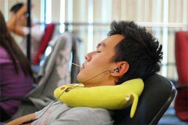 Phòng ngừa hóc tăm, mọi người nên bỏ thói quen ngậm tăm trong miệng