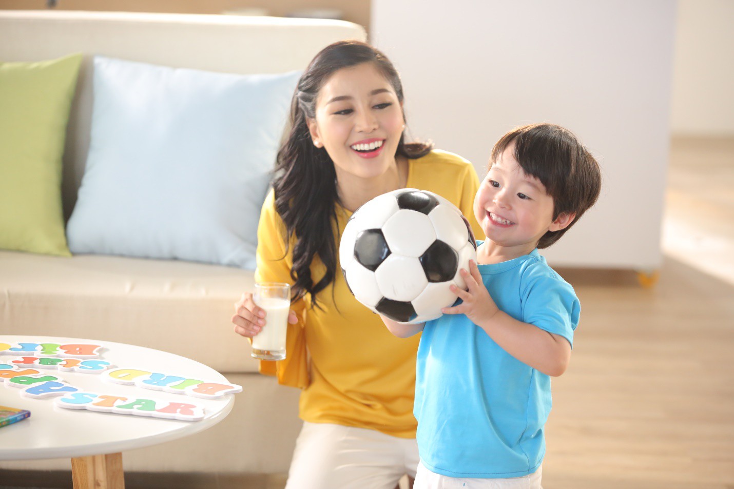 Ngôn ngữ và ánh mắt trẻ thơ luôn dẫn dắt cảm xúc của đấng sinh thành, cha mẹ bất an hay hạnh phúc phụ thuộc rất nhiều vào sự yên vui của trẻ.