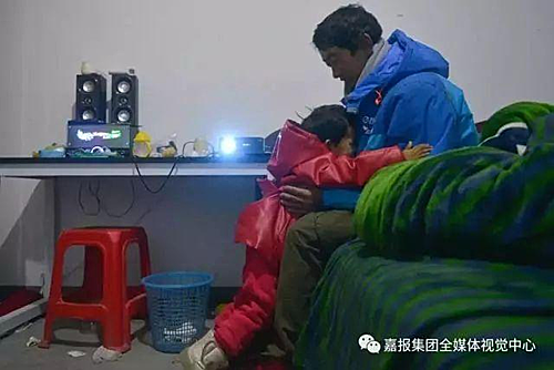 Câu chuyện của bố con Li thu hút sự quan tâm trên mạng xã hội Trung Quốc. Nhiều nhà hảo tâm đã giúp đỡ hai bố con. Chính quyền khu vực Li thuê trọ, hội phụ nữ, các trường cũng ngỏ ý giúp đỡ cho con gái anh tới trường và giúp Li một công việc tốt hơn.