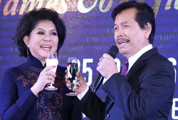 Danh ca Giao Linh kỉ niệm 30 năm đám cưới cùng chồng.