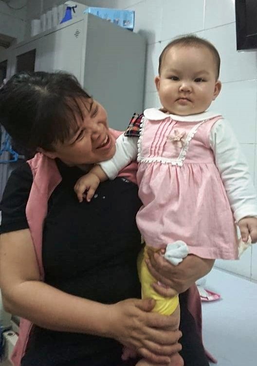 
Chị Dung hạnh phúc bên cô con gái xinh xắn, đáng yêu
