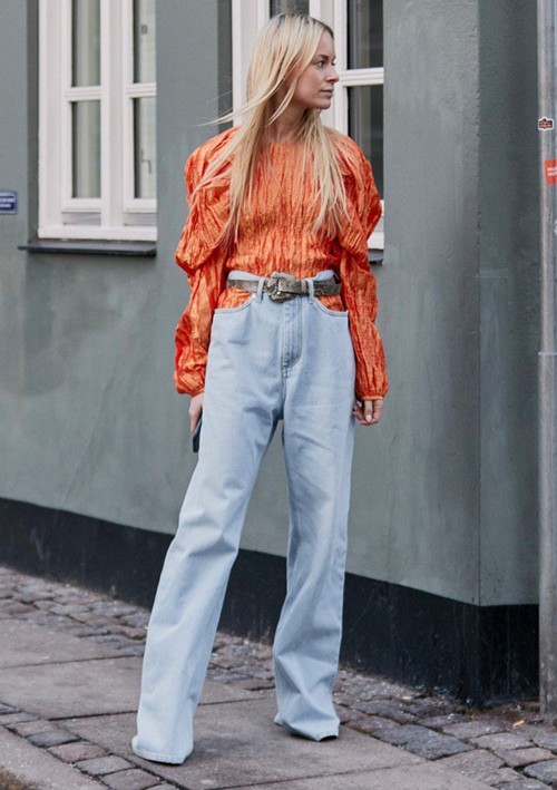 Quần jeans là trang phục nổi tiếng với tính ứng dụng và sự dày dặn, kín đáo.