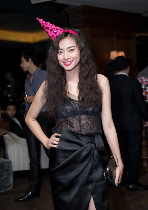 Nữ diễn viên không ngại khi mặc cùng một set đồ với Văn Mai Hương, nữ ca sĩ kém cô cả 16 tuổi. Đả nữ của màn ảnh Việt hoàn thiện vẻ ngoài bằng áo ngực ren đen đồng điệu, đem lại cảm giác phóng khoáng, táo bạo hơn.