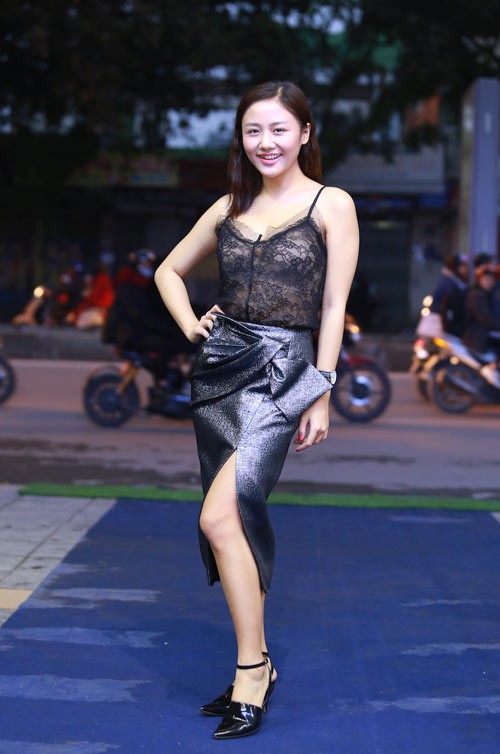 Trong khi Văn Mai Hương để che chắn vòng 1 sau lớp áo xuyên thấu, cô đã diện bra màu nude bản lớn, chất liệu dày dặn nhằm tạo phom chắc chắn.
