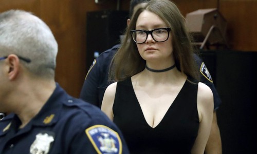 Anna Sorokin, 28 tuổi, xuất hiện tại phiên tòa ở Manhattan, New York hôm 27/3. Ảnh: AP.