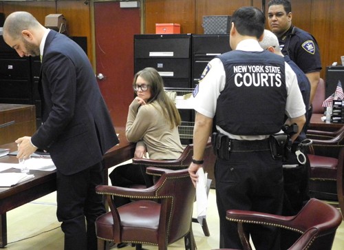 Anna Sorokin, 28 tuổi (giữa), tại phiên tòa ở Manhattan, New York hôm 27/3. Ảnh: AP.
