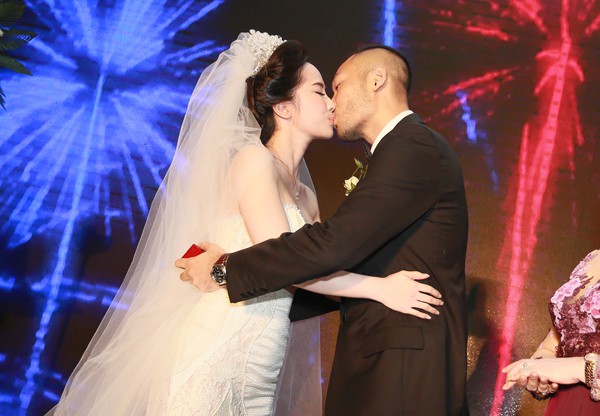 Trong đám cưới vào tháng 11/2014, Quỳnh Nga - Doãn Tuấn trao nhau nụ hôn cùng lời thề nguyện sẽ chung sống hạnh phúc. Đông đảo bạn bè của họ trong giới showbiz đều gửi lời chúc đến cặp trai tài, gái sắc.
