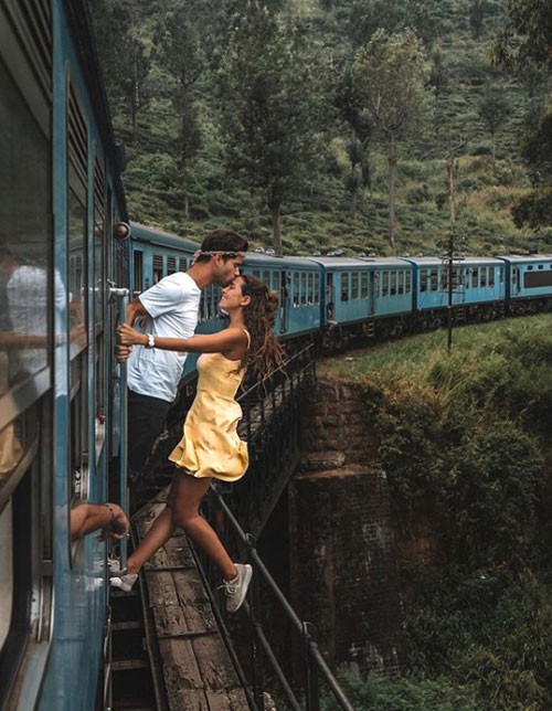 Raquel bám tay nắm tàu, ngả người ra ngoài, trong khi bạn trai hôn lên trán cô. Bức ảnh được chụp khi cả hai đi tàu qua thị trấn Ella ở Sri Lanka. Ảnh: Instagram.