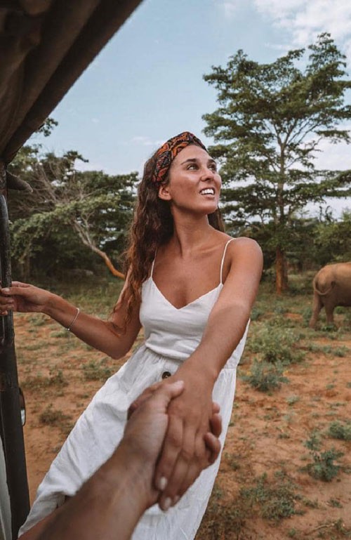 Trong bức hình khác chụp ở Sri Lanka, Raquel cũng đu người ra ngoài tàu để chụp ảnh. Ảnh: Instagram.