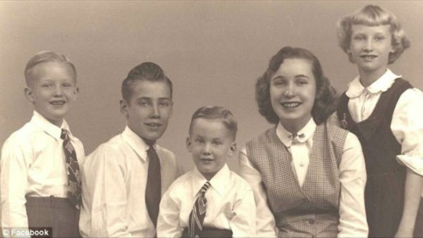 Donald John Trump sinh ngày 14/6/1946 tại quận Queens, New York, Mỹ. Từ nhỏ, Tổng thống Mỹ (ngoài cùng bên trái) luôn thể hiện bản thân là người chững chạc trong trang phục sơ mi đi kèm quần tây lịch lãm.