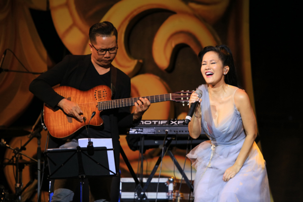 
Riêng diva Hồng Nhung đã thể hiện quá xuất sắc ca khúc Hạ Trắng của cố nhạc sĩ Trịnh Công Sơn.
