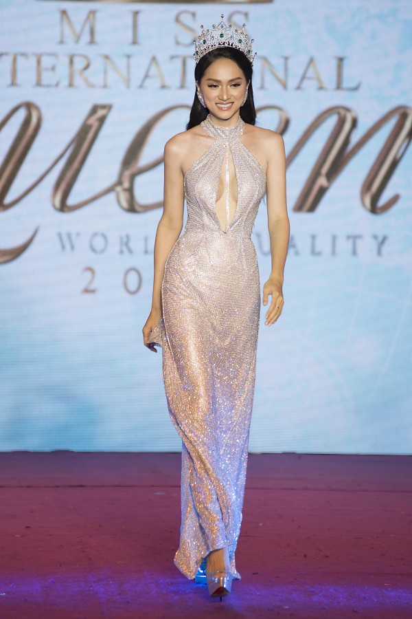 Người đẹp 28 tuổi đội vương miện và tự tin sải bước chào khán giả Thái Lan.