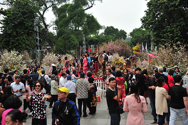 
Khu vực trung tâm đông kín người.
