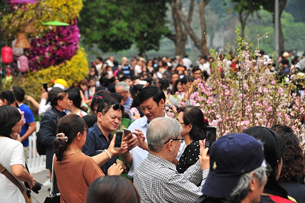 
Dự báo trong chiều nay và ngày mai, số lượng người tới Lễ hội hoa anh đào sẽ còn đông hơn nữa.
