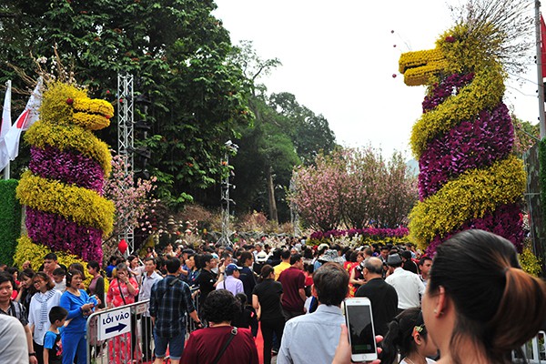 
Dòng người ùn ùn đổ vào lối cổng chính của Lễ hội.
