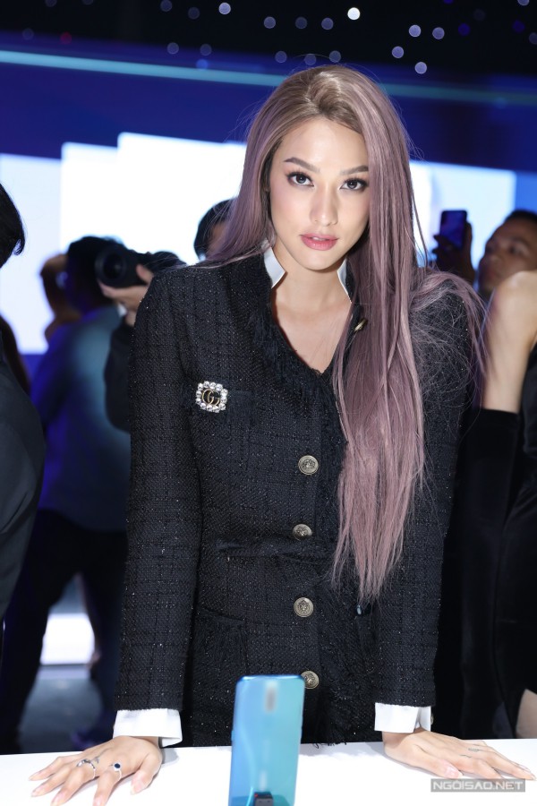 Người mẫu Lilly Nguyễn mặc kín đáo đi sự kiện.
