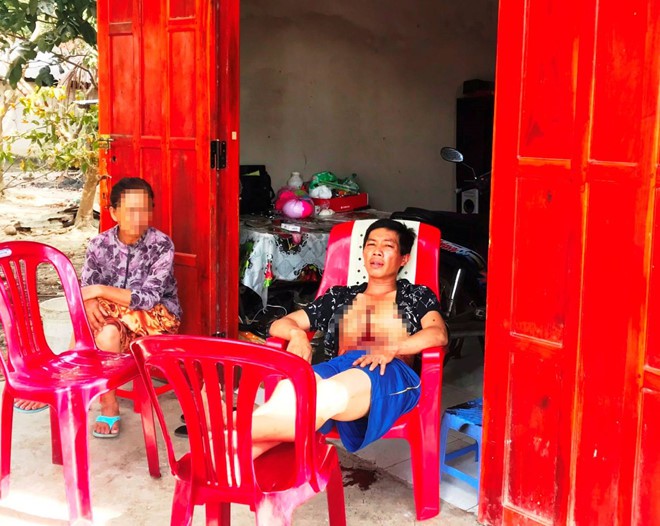 Sau khi bị bắn, nạn nhân ngồi ngay cửa nhà cho đến khi ngất đi mới được người nhà đưa đi cấp cứu. ẢNH: BẮC BÌNH
