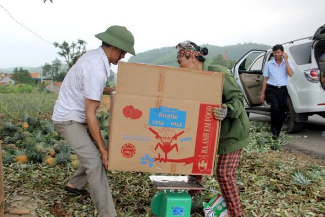 
Do giá dứa quá thấp, người dân phải tận dụng để bán cho khách qua đường.
