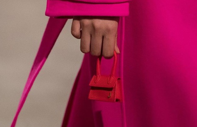Tại sự kiện Paris Fashion Week Thu Đông 2019, Jacquemus ra mắt bộ sưu tập mới. Đáng chú ý đi kèm các mẫu quần áo là những chiếc túi tí hon giống trang sức tô điểm váy áo