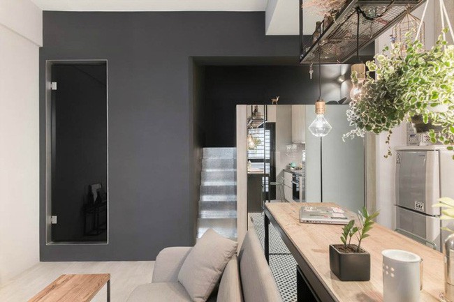 Căn hộ nhỏ hiện lên vô cùng lãng mãn nhờ đèn và cây bài trí trên khu vực bàn có thể tận dụng làm nơi làm việc, chỗ ngồi ăn uống.